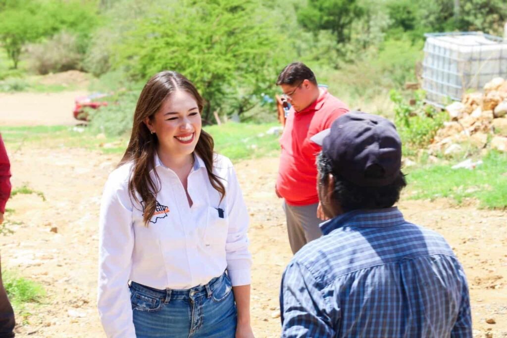 Por amparos que promueve Alma Portillo, reciben agua familias de 12 sectores de Parral