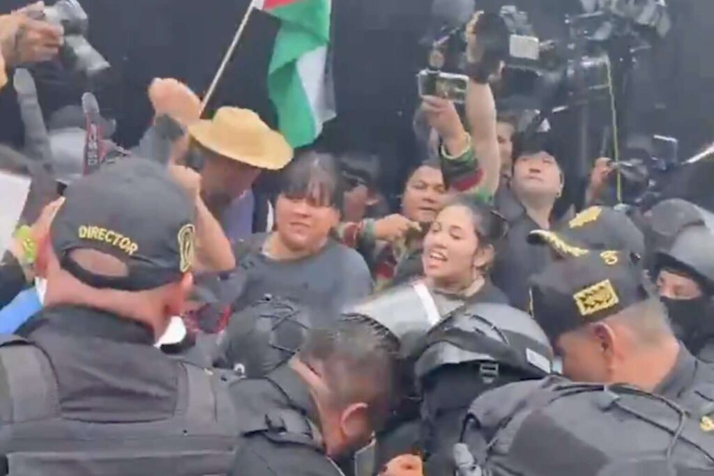 Tercera marcha contra la gentrificación en CDMX cambia de ruta entre tensión policial