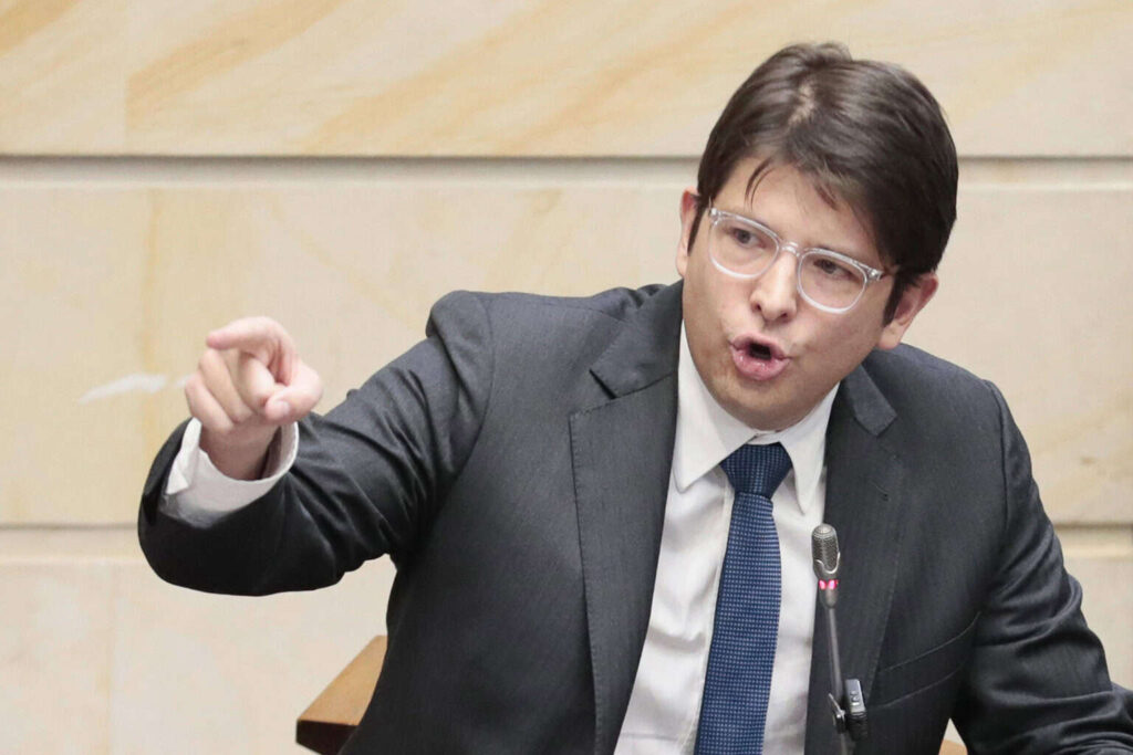 Otro menor de edad se presenta ante la Fiscalía colombiana por atentado a Uribe Turbay