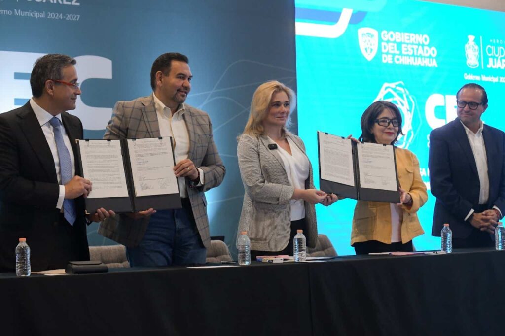 Maru Campos firma carta- donación de terreno para Centro de Convenciones en Juárez