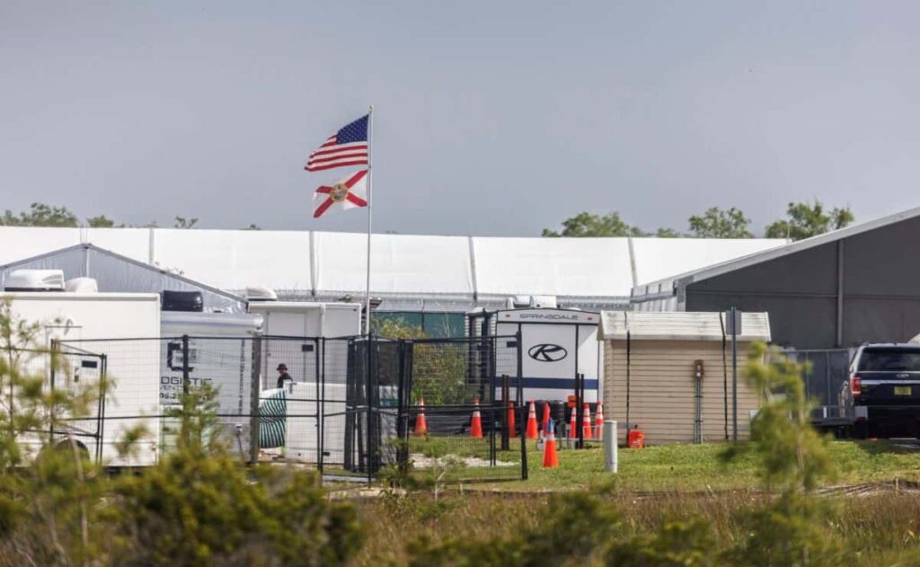 EE.UU. comienza a deportar a migrantes detenidos en ‘Alligator Alcatraz’