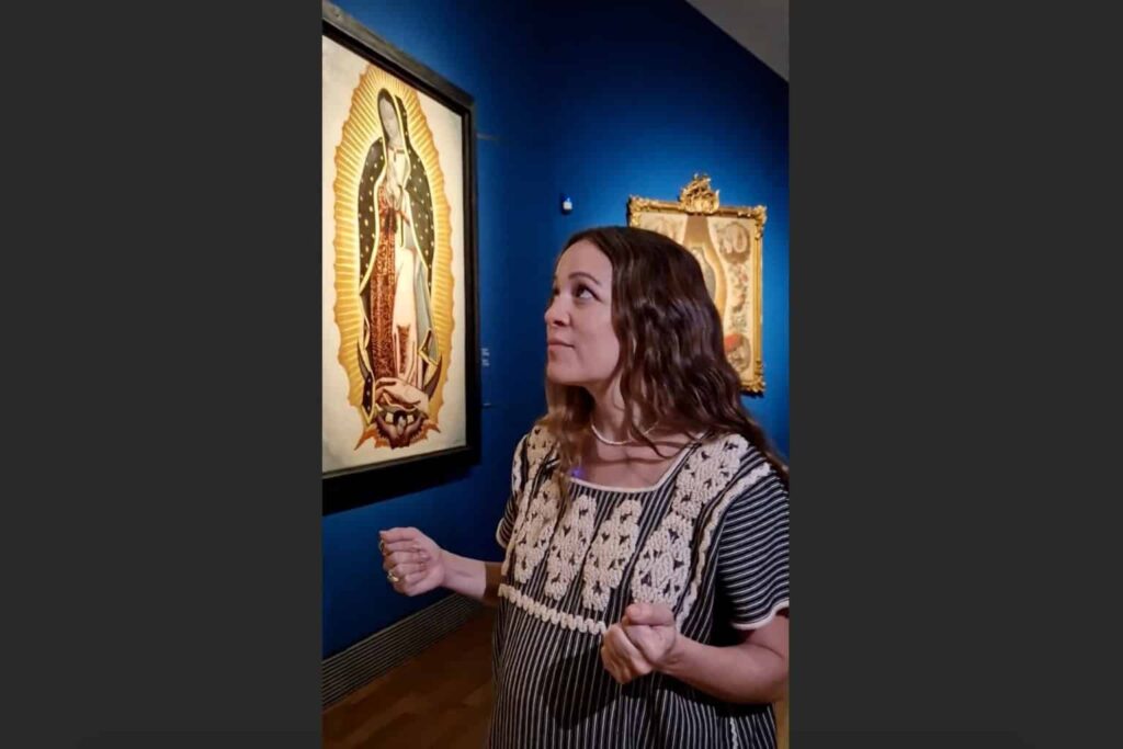 Natalia Lafourcade canta ante un cuadro de la Virgen de Guadalupe en el Museo del Prado
