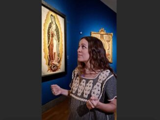 Natalia Lafourcade canta ante un cuadro de la Virgen de Guadalupe en el Museo del Prado