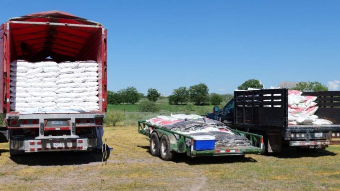 acompana-arturo-zubia-entrega-de-fertilizantes-en-saucillo.jpeg Acompaña Arturo Zubia entrega de fertilizantes en Saucillo
