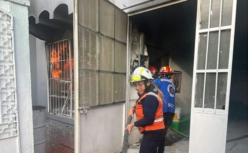 Incendio consume casa en la colonia Narvarte de la CDMX