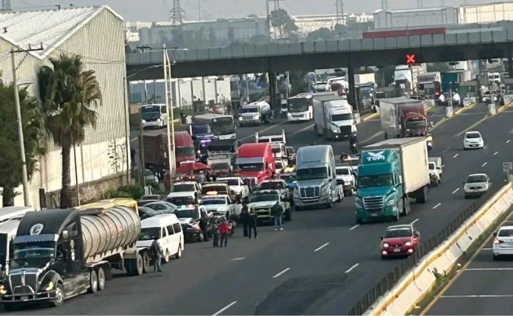 Bloqueos complican la circulación en la autopista México-Querétaro