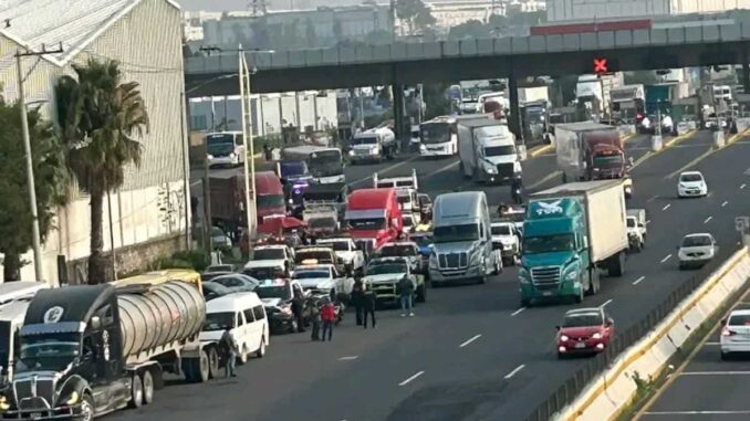 bloqueos-complican-la-circulacion-en-la-autopista-mexico-queretaro.jpg Bloqueos complican la circulación en la autopista México-Querétaro