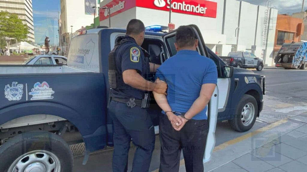 Detienen a vigilante nocturno tras causar daños en cajeros de banco en la zona centro