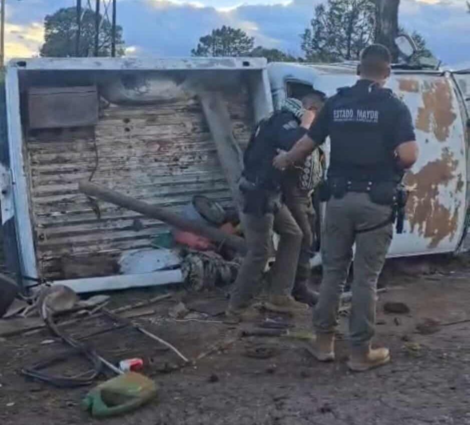 Auxilian a tres personas tras volcadura en Bocoyna