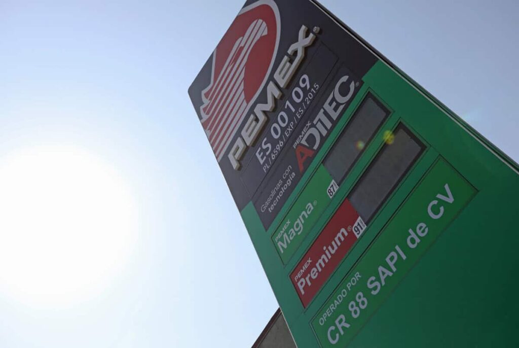 Fitch eleva calificación a Pemex tras apoyo de gobierno federal, pero advierte fragilidad