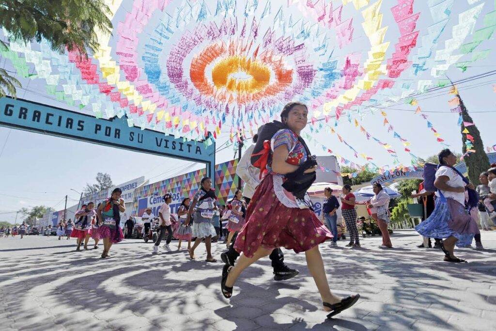 Mujeres en Puebla participan en la Carrera de la Tortilla