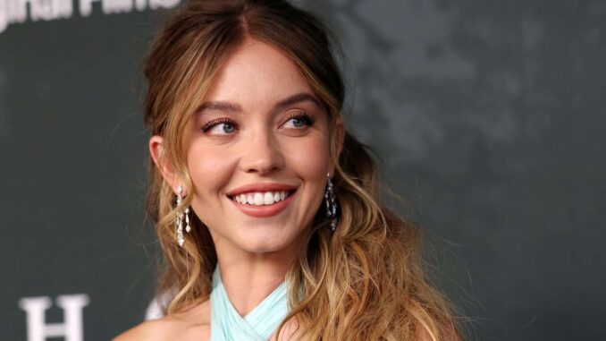 campanas-con-sydney-sweeney-y-gavin-casalegno-generan-polemica-por-alusion-a-los-genes.jpg Campañas con Sydney Sweeney y Gavin Casalegno generan polémica por alusión a los genes