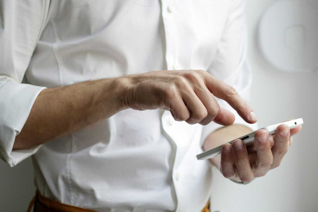 ¿Cómo saber si alguien está espiando tu celular?