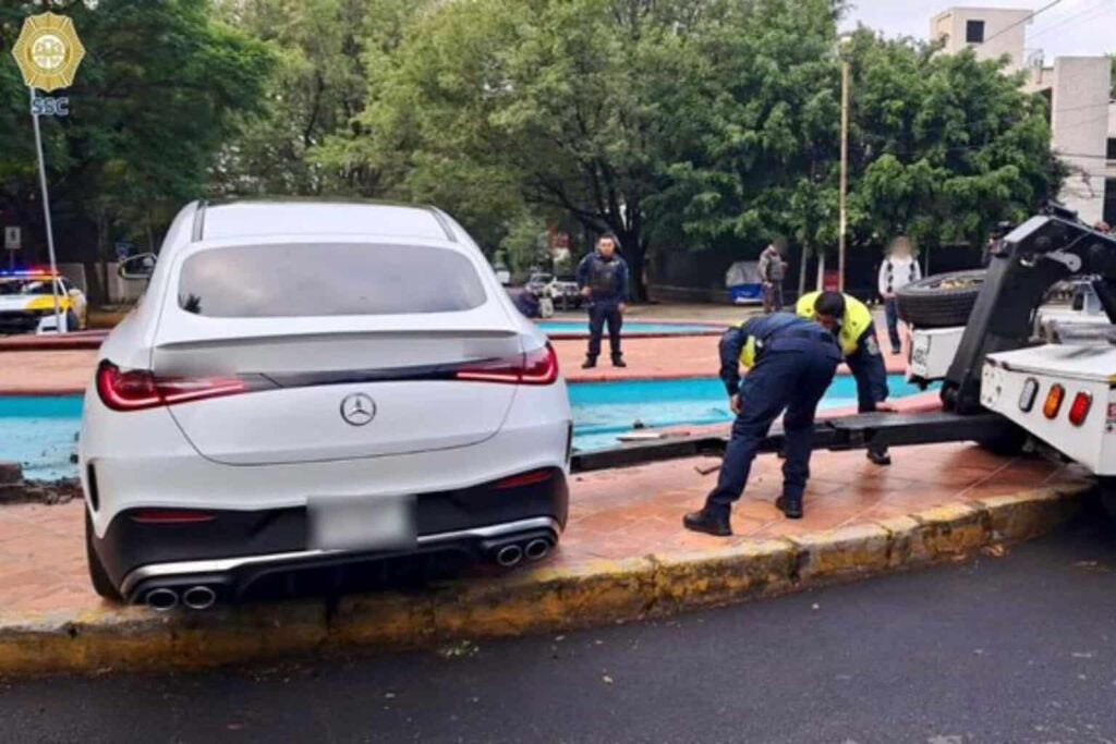 Conductor de camioneta de lujo se queda dormido y choca contra fuente en Polanco, CDMX