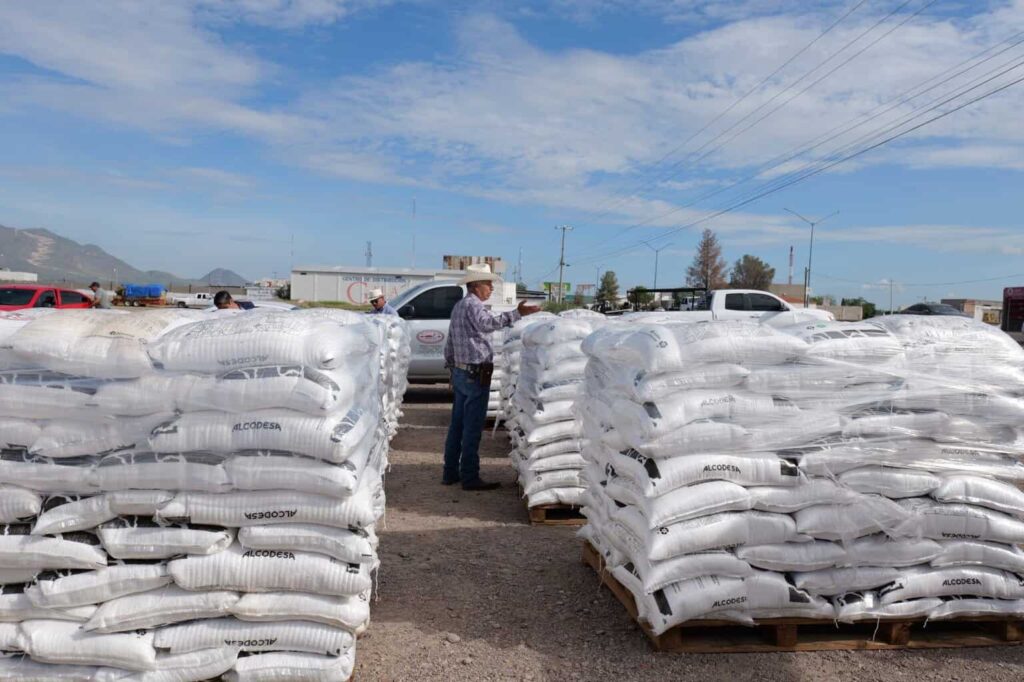 Entregan fertilizante subsidiado a productores de Camargo y continúa apoyo en Jiménez