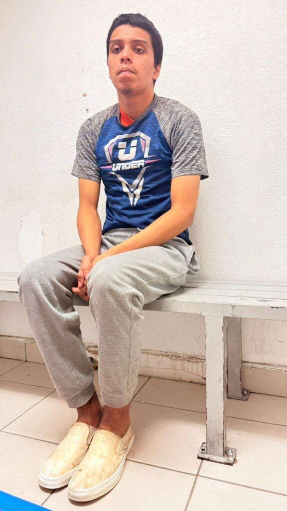 Solicitan apoyo para localizar a la familia de joven extraviado