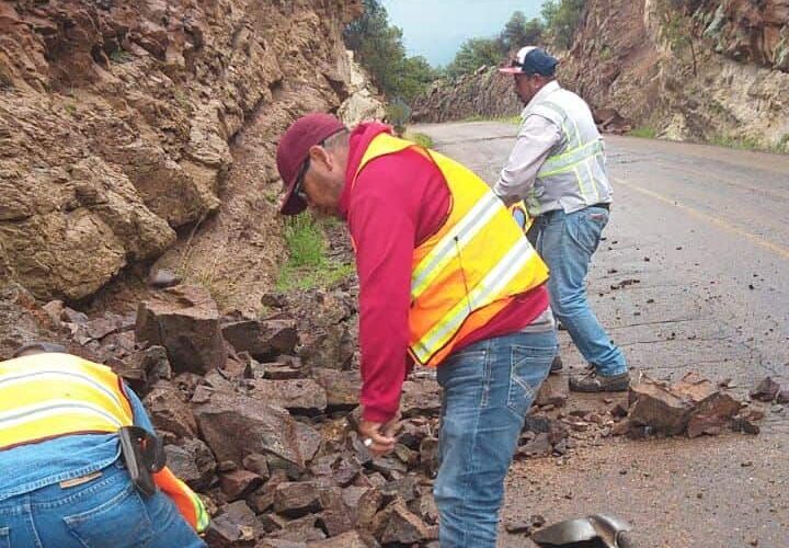 Remueve SCOP derrumbes en la carretera Soto Máynez-Gómez Farías-Buenaventura