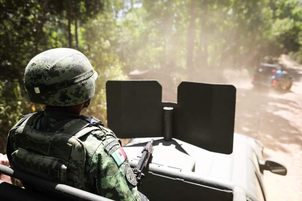Detienen a 10 y aseguran armas y droga
