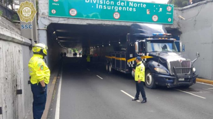 trailer-queda-atorado-en-bajo-puente-de-viaducto-cdmx.jpg Tráiler queda atorado en bajo puente de Viaducto, CDMX