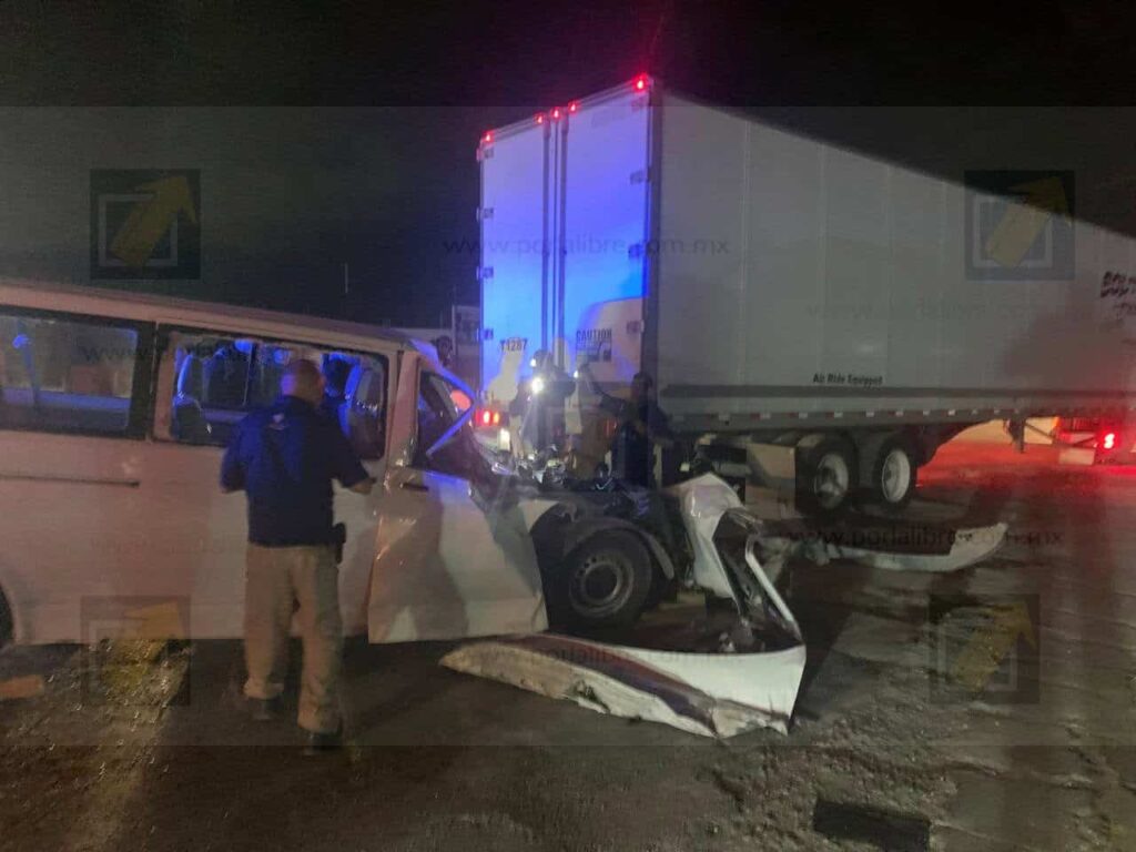 Conductor queda atrapado tras choque alcance frente a Central de Abastos 