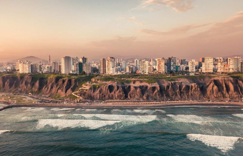 Perú lanza alerta de tsunami tras terremoto en Rusia