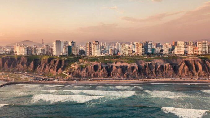Perú lanza alerta de tsunami tras terremoto en Rusia