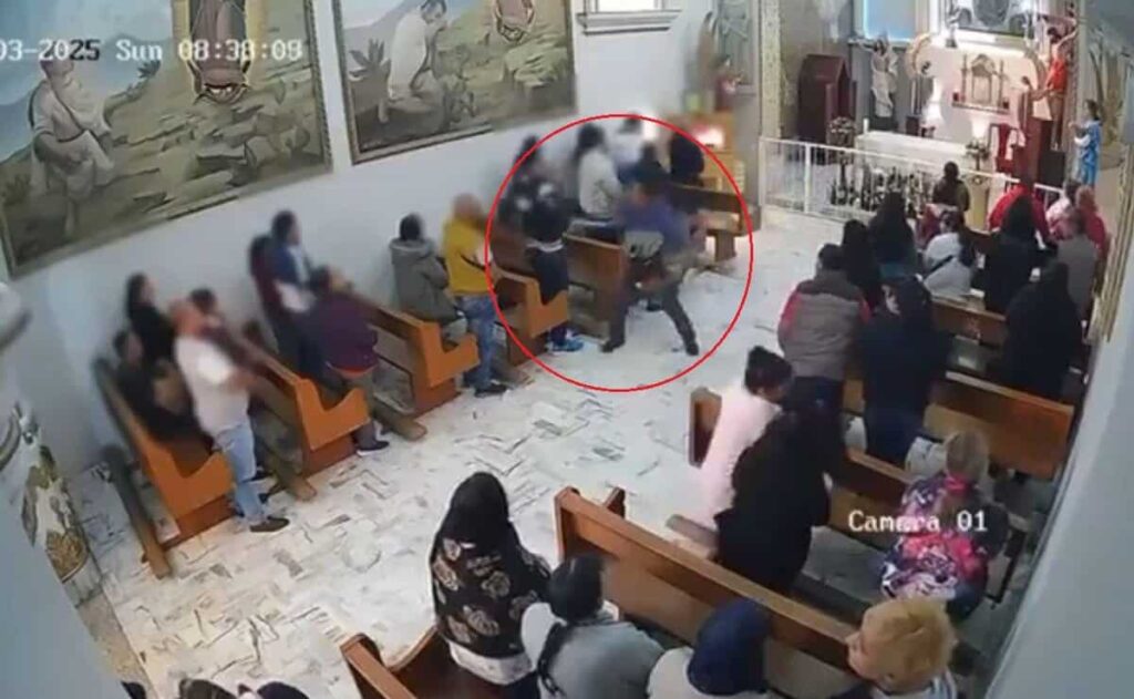 Sujeto intenta acuchillar a feligrés durante misa en La Paz, Edomex
