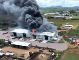 Se registra mega incendio en fábrica de albercas en campo menonita