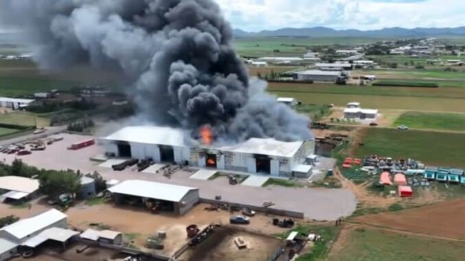 se-registra-mega-incendio-en-fabrica-de-albercas-en-campo-menonita.jpg Se registra mega incendio en fábrica de albercas en campo menonita