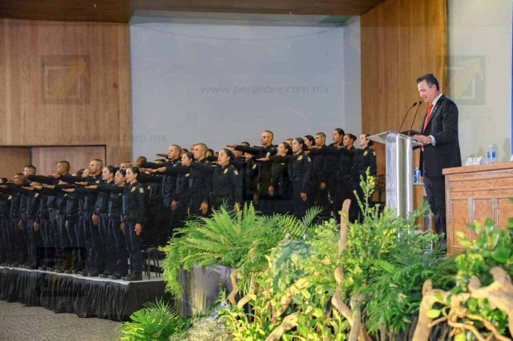 Se gradúa nueva generación de policías y bomberos