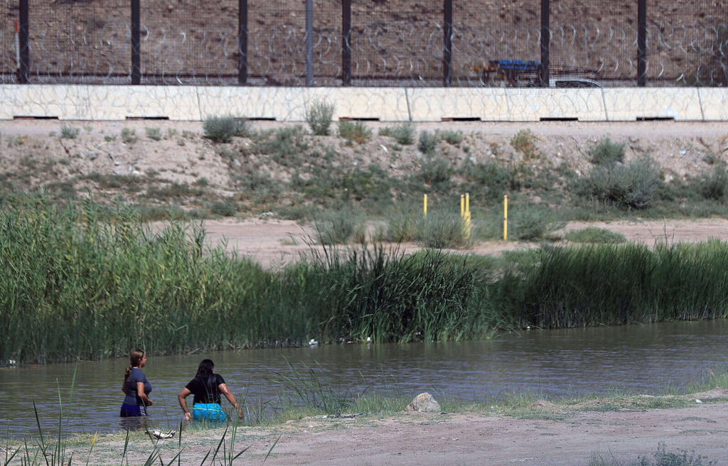 EE.UU. emite alertas por calor en su frontera con México
