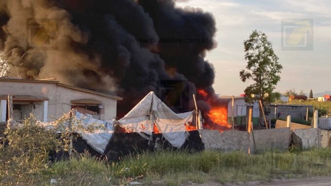 se-registra-incendio-bodega-en-la-colonia-valles-de-chihuahua.jpeg Se registra incendio bodega en la colonia Valles de Chihuahua