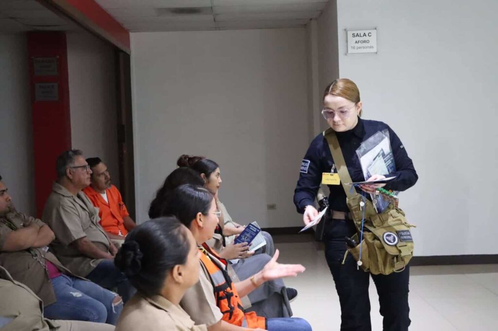 Imparten plática en maquiladoras para evitar robos de viviendas