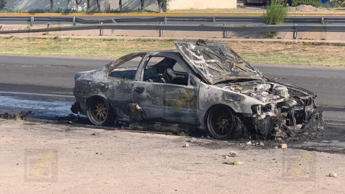 vehiculo-se-incendia-por-falla-mecanica-en-cruce-de-los-nogales-y-sosa-vera.jpeg Vehículo se incendia por falla mecánica en cruce de Los Nogales y Sosa Vera