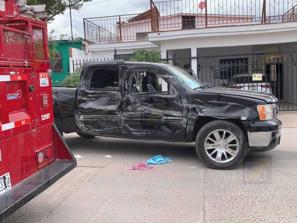 Choque entre urbano y particular deja 3 heridos; uno atrapado; chofer omite alto