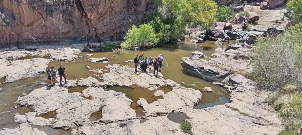Rescatan bomberos a senderista lesionada en Lago Jacales
