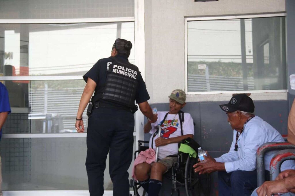 Reparten agua fría en exteriores de hospitales durante la ola de calor