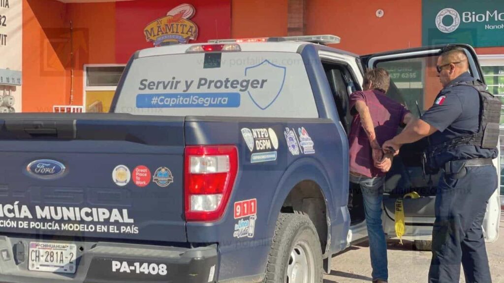 Joven intoxicado se avienta contra un vehículo con la intención de que lo mediquen