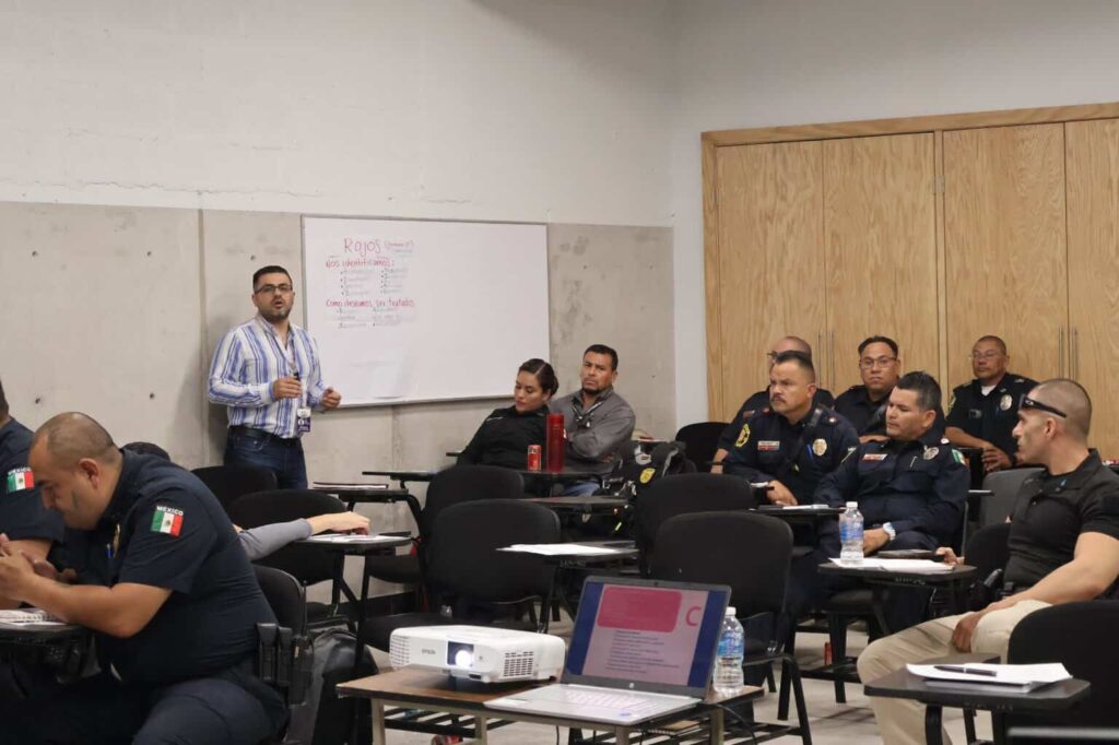 Capacitan a policías, bomberos y personal del 911 en manejo de personas difíciles
