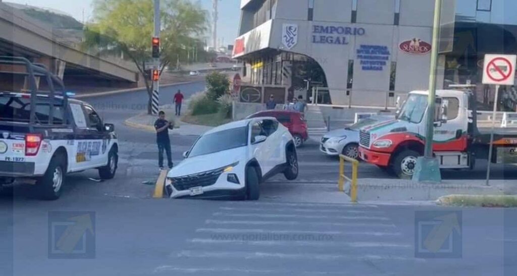 Pierde el control de su camioneta y termina en canal pluvial en Valle Escondido