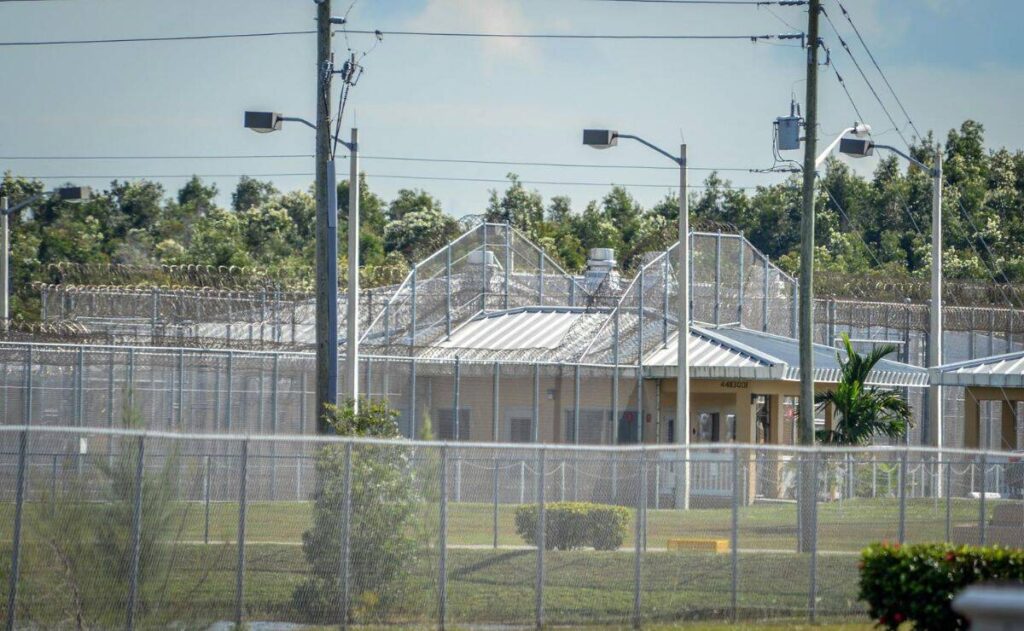EE.UU. usará base militar como mayor centro de detención para migrantes