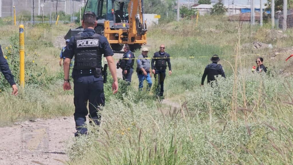 Encuentran encobijado y maniatado junto a las vías en Nombre de Dios