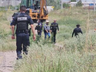 Encuentran encobijado y maniatado junto a las vías en Nombre de Dios