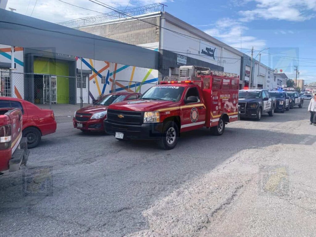 Bomberos auxilian a joven con herramienta incrustada en el dedo