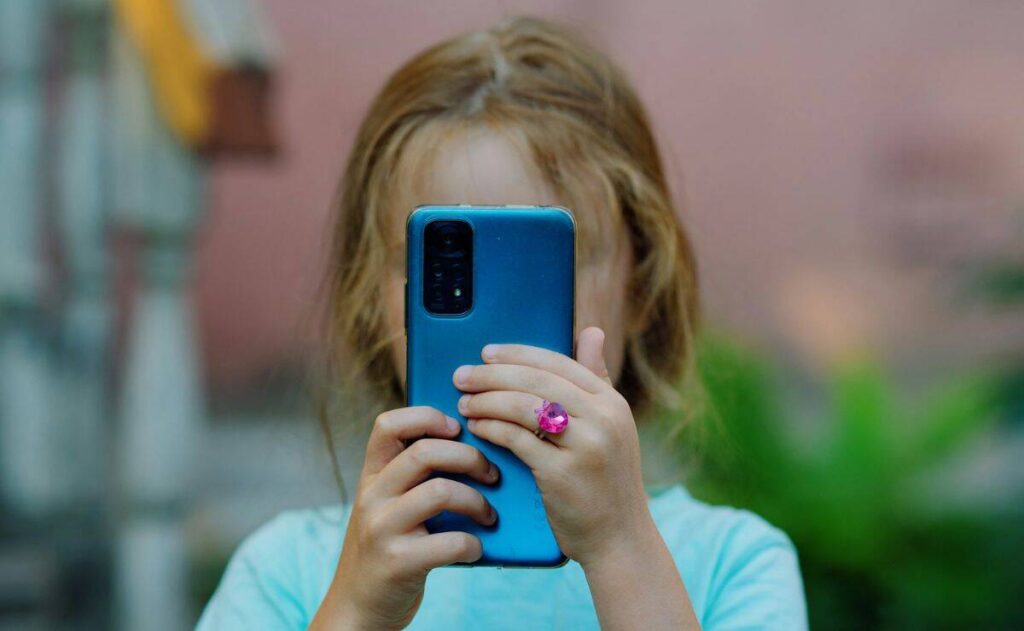 Alertan retos virales en redes sociales que ponen en peligro a niños y adolescentes