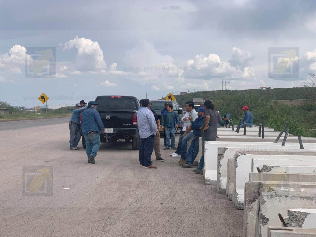 Bloqueo en brecha hacia caseta de Sacramento genera nuevo choque entre ejidatarios y autoridades