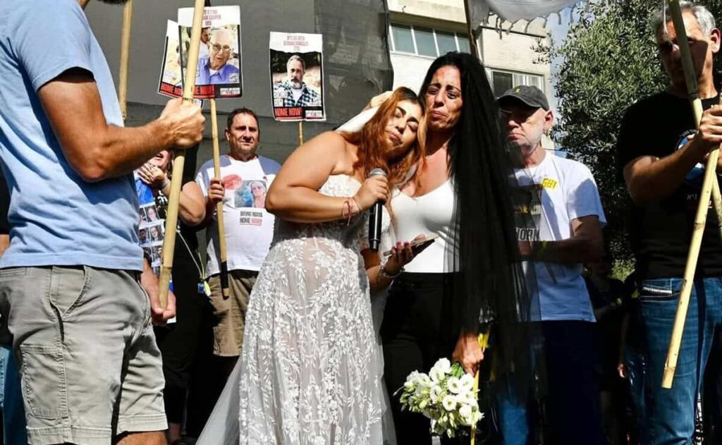 Exrehén mexicana celebra boda simbólica con su novio, aún cautivo en Gaza