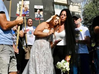 Exrehén mexicana celebra boda simbólica con su novio, aún cautivo en Gaza