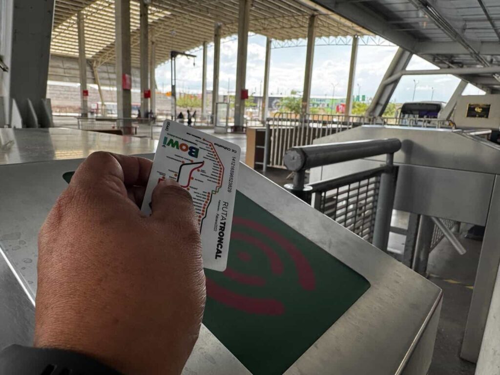 Invita OTV a usar la tarjeta del sistema Bowí y evitar pagos en efectivo