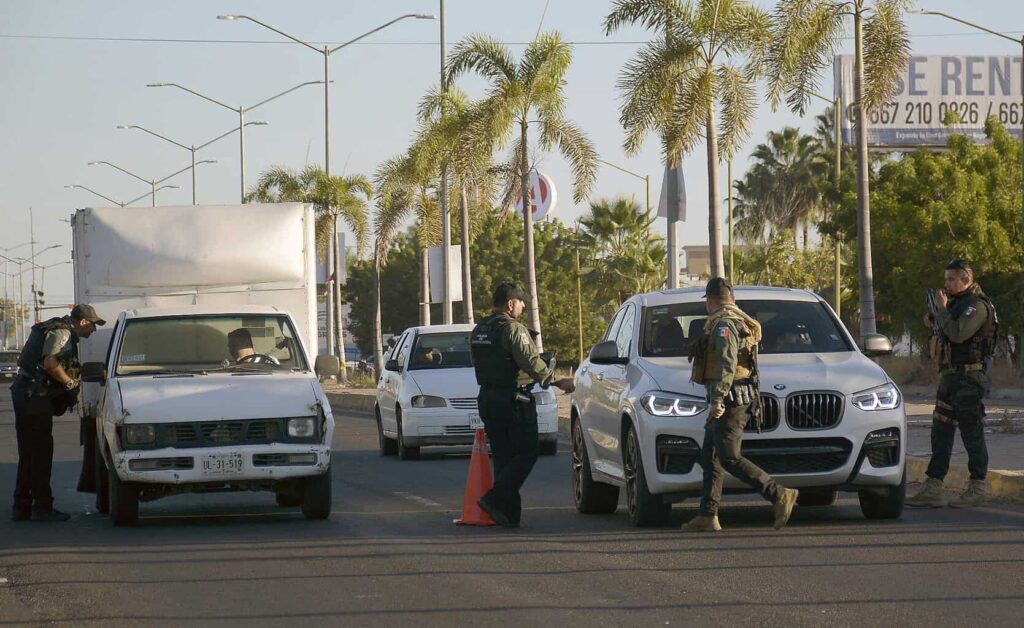 Detienen a nueve personas y decomisan arsenal en Sinaloa